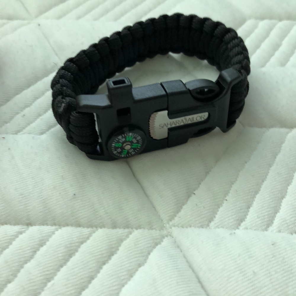 Survival bracelet with paracord